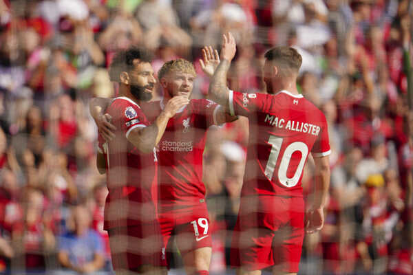 Futbalista Liverpoolu Mohamed Salah (vľavo) sa teší so spoluhrámi po strelení gólu.