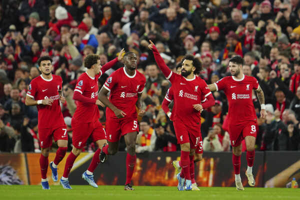 Hráč Liverpoolu Mohamed Salah (druhý sprava) oslavuje so spoluhráčmi úvodný gól. Hráč Liverpoolu Mohamed Salah (druhý sprava) oslavuje so spoluhráčmi úvodný gól.