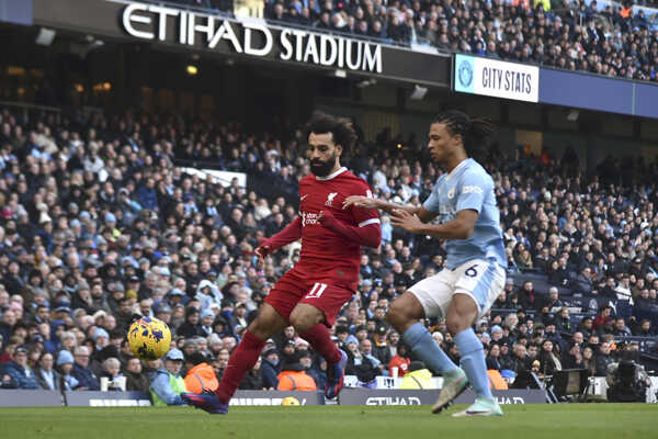Mohamed Salah (vľavo) z Liverpoolu a Nathan Aké z Manchestru City v súboji o loptu.