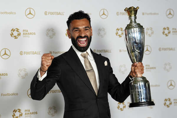 Hráč Liverpoolu Mohamed Salah pózuje s cenou pre najlepšieho hráča roka podľa Profesionálnej futbalovej asociácie (PFA).