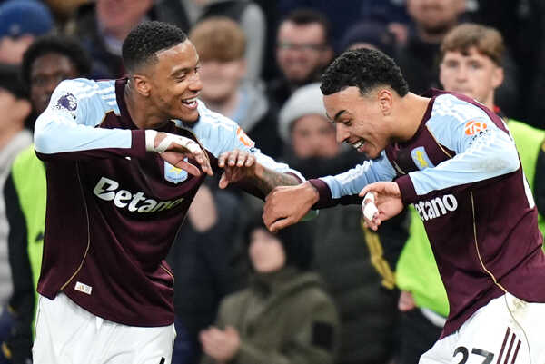 Hráč Aston Villy Morgan Rogers (vľavo) sa raduje po strelení gólu.