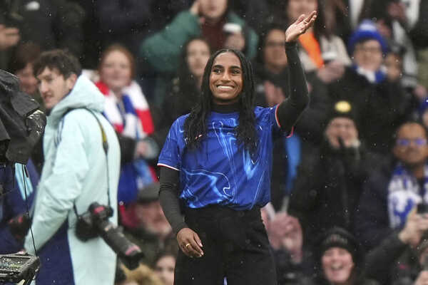 Nová hráčka Chelsey Naomi Girmová máva fanúšikom pred nedeľným derby proti Arsenalu.