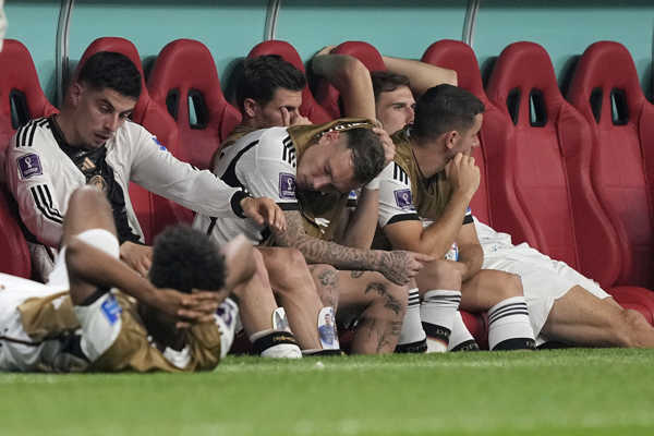 Nemeckí futbalisti reagujú na striedačke po zápase základnej E-skupiny Kostarika - Nemecko.