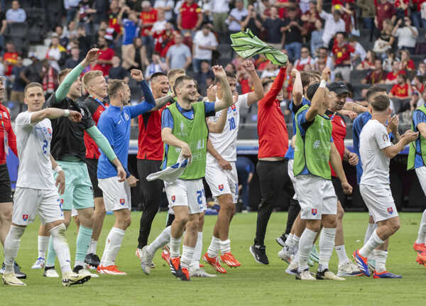 Slovenskí futbalisti sa tešia z víťazstva po zápase E-skupiny Belgicko - Slovensko. Slovenskí futbalisti sa tešia z víťazstva po zápase E-skupiny Belgicko - Slovensko.