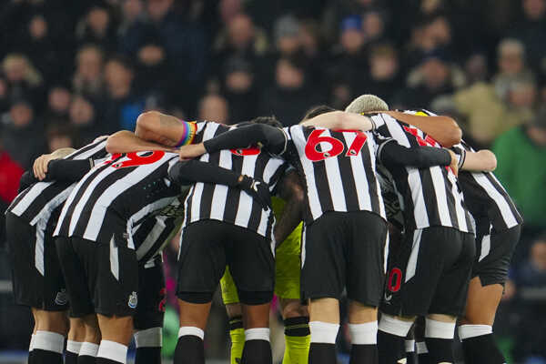 Futbalisti Newcastle United stoja v kruhu pred zápasom. Futbalisti Newcastle United stoja v kruhu pred zápasom.