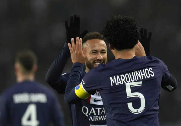 Neymar a Marquinhos oslavujú gól PSG.