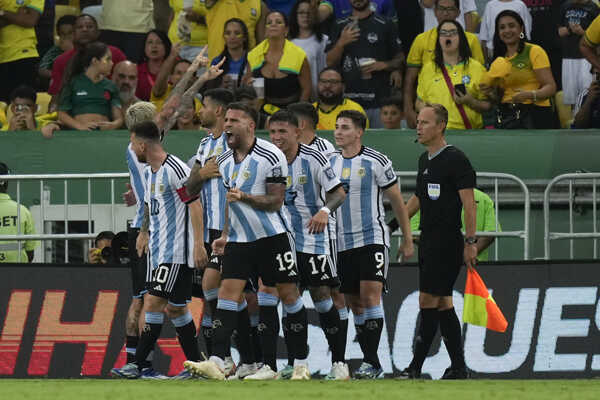 Nicolás Otamendi a gólové oslavy futbalistov Argentíny.