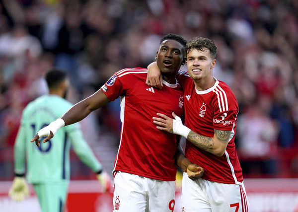 Hráč Nottinghamu Forest Taiwo Awoniyi (vľavo) oslavuje so spoluhráčom Necom Williamsom.