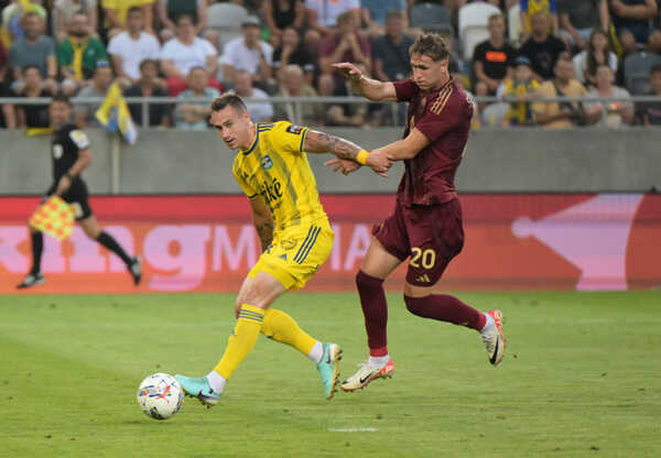 Zľava Dominik Kružliak (FC Košice) a Ola Solbakken (AS Rím) bojujú o loptu.
