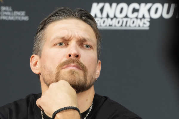 Ukrajinský boxer Oleksandr Usyk počas tlačovej konferencie vo Varšave.