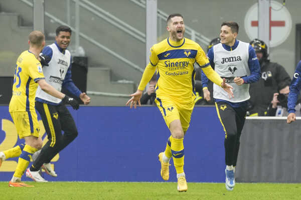 Slovenský futbalista v drese Verony Ondrej Duda (vľavo) sa teší z gólu, ktorý strelil jeho spoluhráč Thomas Henry.