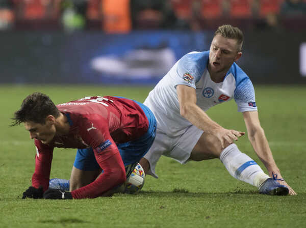 Patrik Schick v súboji s Milanom Škriniarom.