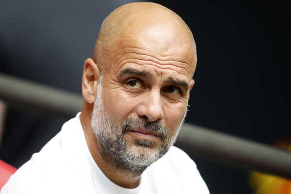 Tréner Manchestru City Pep Guardiola sleduje svoj tím počas finále anglického Superpohára.