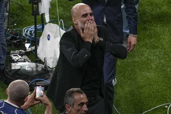 Pep Guardiola oslavuje trirumf Manchestru City.