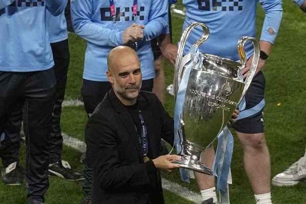 Pep Guardiola s trofejou za triumf v Lige majstrov.