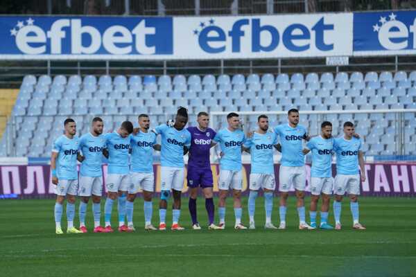Futbalisti PFC Arda počas minúty ticha.
