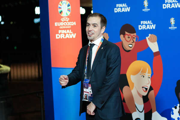 Bývalý nemecký futbalový reprezentant Philipp Lahm prichádza na žrebovanie finálového turnaja EURO 2024.