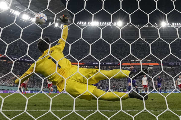 Poľský brankár Wojciech Szczesny chytá penaltu Lionela Messiho z Argentíny.