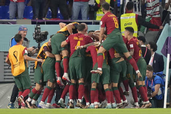 Futbalisti Portugalska oslavujú gól.