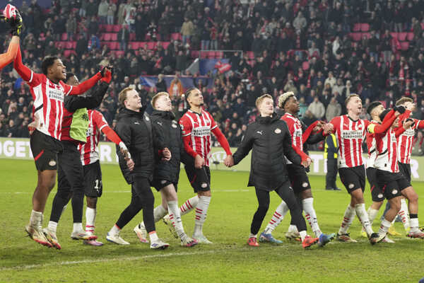 Hráči Eindhovenu ďakujú fanúšikom po odvetnom zápase play off o osemfinále Ligy majstrov s Juventusom.