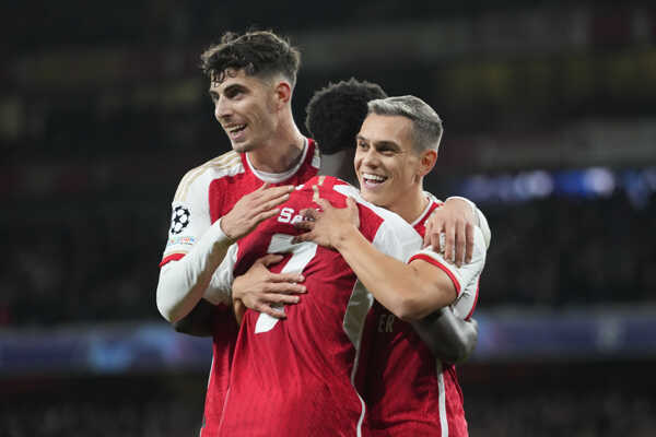 Hráči Arsenalu Londýn sa radujú po góle. Hráči Arsenalu Londýn sa radujú po góle.