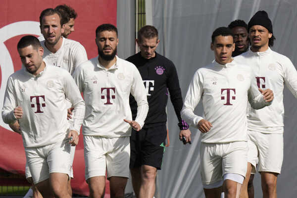 Futbalisti Bayernu počas tréningu.