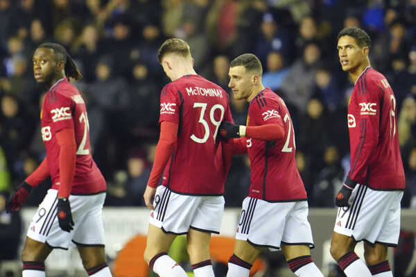 Hráč Raphael Varane (druhý vpravo) z Manchestru United sa raduje z gólu so spoluhráčmi. Hráč Raphael Varane (druhý vpravo) z Manchestru United sa raduje z gólu so spoluhráčmi.