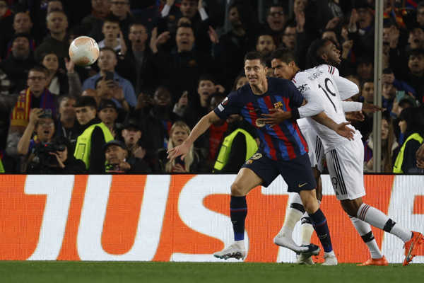 Robert Lewandowski a Raphael Varane v súboji.