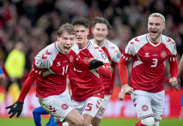 Dánsky futbalista Rasmus Höjlund (vľavo) sa teší so spoluhráčmi po strelení gólu.