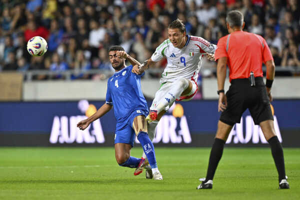 Futbalista Talianska Mateo Retegui (uprostred) a hráč Izraela Raz Šlomo bojujú o loptu.