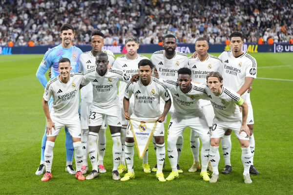 Futbalisti základnej jedenástky Realu Madrid pózujú pred zápasom s Dortmundom.