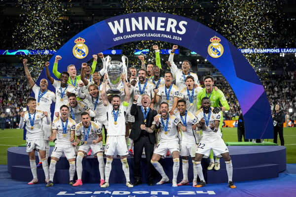 Andrej Lunin so spoluhráčmi z Realu Madrid oslavuje triumf v Lige majstrov. Andrej Lunin so spoluhráčmi z Realu Madrid oslavuje triumf v Lige majstrov.