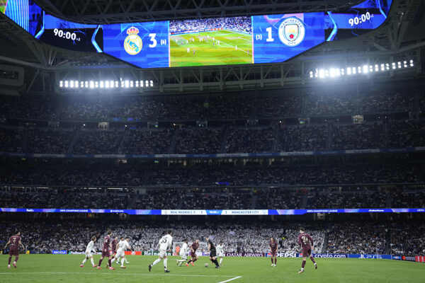 Hráči Realu Madrid (biele dresy) a Manchestru City počas odvetného zápasu play off o osemfinále Ligy majstrov.