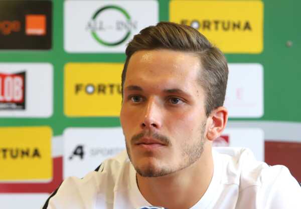 Brankár Podbrezovej Richard Ludha počas tlačovej konferencie.