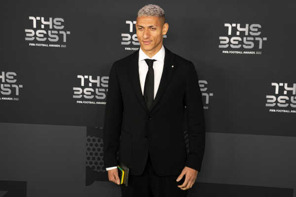 Brazílsky futbalista Richarlison pózuje počas príchodu na galavečer The Best.