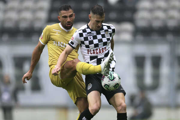 Róbert Boženík (vpravo) a hráč Farense Muscat (vľavo) bojujú o loptu.