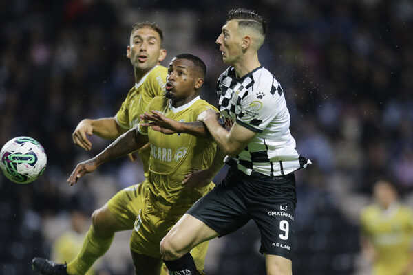 Róbert Boženík (vpravo) a hráč Farense Pastor (uprostred) bojujú o loptu.