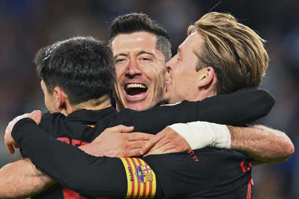 Robert Lewandowski (uprostred) z FC Barcelona sa teší so spoluhráčmi z gólu, ktorý hlavný rozhodca neuznal.