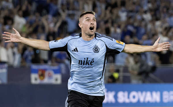 Róbert Mak (Slovan) sa teší z úvodného gólu.