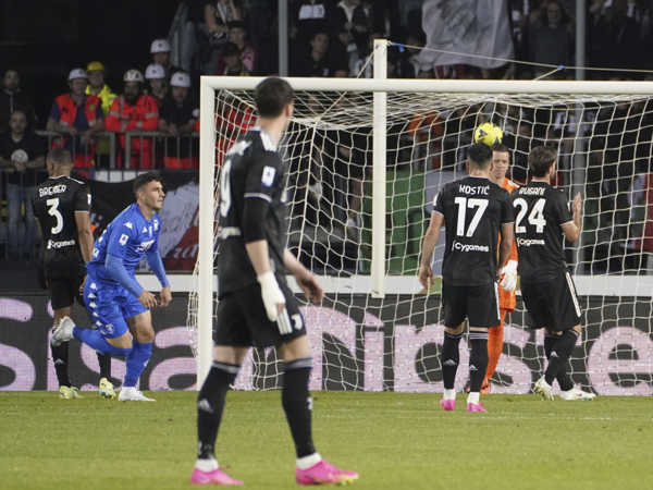 Vľavo útočník Empoli Roberto Piccoli strieľa štvrtý gól proti Juventusu.