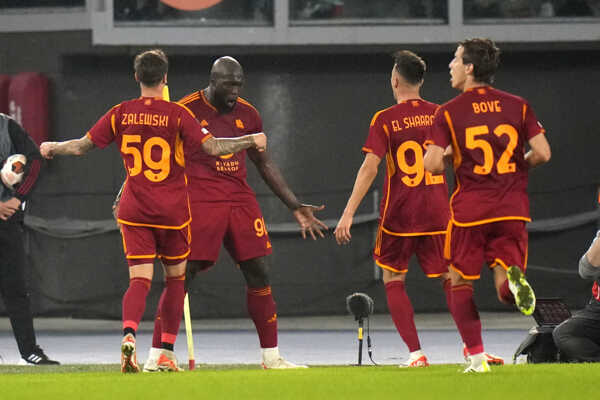 Romelu Lukaku a jeho gólové oslavy s futbalistami AS Rím. Romelu Lukaku a jeho gólové oslavy s futbalistami AS Rím.