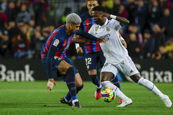 Ronald Araujo v súboji s Viniciusom Juniorom. Ronald Araujo v súboji s Viniciusom Juniorom.