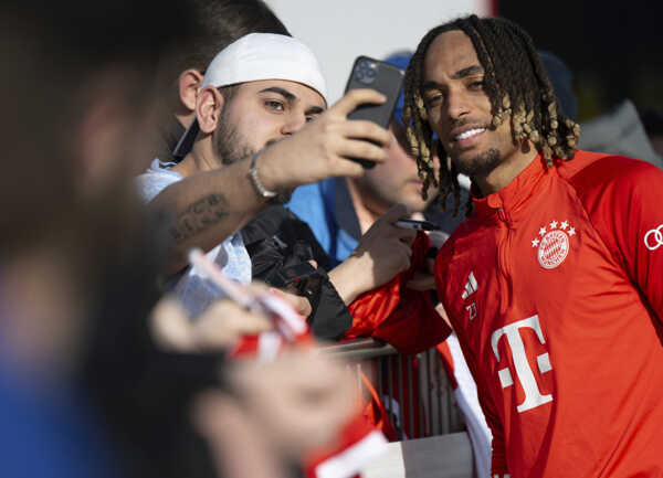 Francúzsky futbalista Sacha Boey bude chýbať v zostave Bayernu Mníchov niekoľko týždňov.