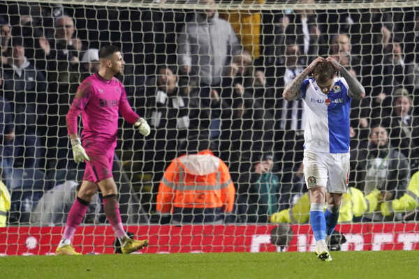 Martin Dúbravka (vľavo) chytil penaltu súpera.