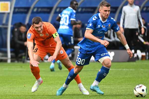 Slovenský futbalista v drese Motoru Lublin Samuel Mráz (vpravo) a hráč Zaglebie Lubin Dominik Dąbrowski bojujú o loptu.