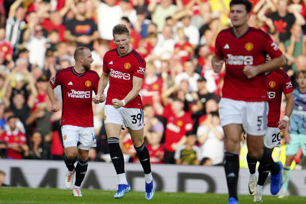 Scott McTominay (uprostred) a gólové oslavy futbalistov Manchestru United.