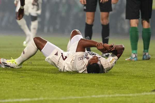 Zranený Serge Gnabry so zlomenou rukou.