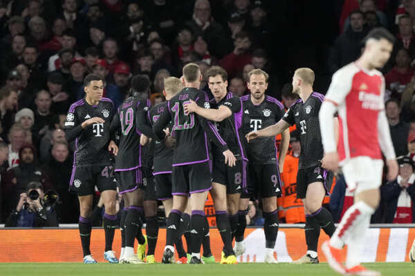 Serge Gnabry (7) so spoluhráčmi oslavuje gól Bayernu.