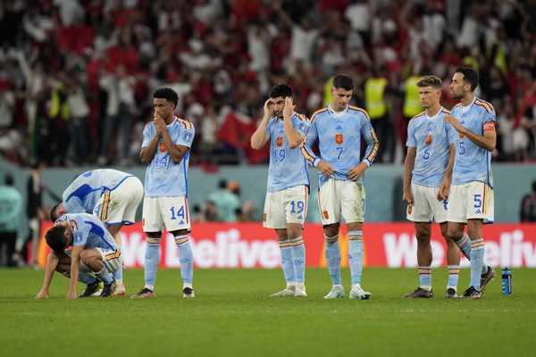 Sergio Busquets (vpravo) po konci španielska na MS v Katare.