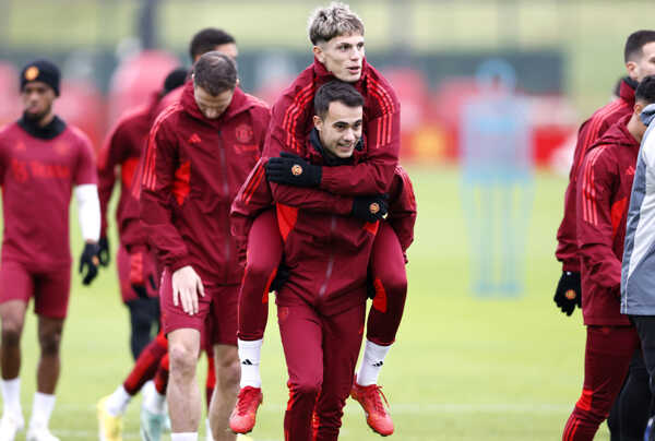 Sergio Reguilón (uprostred) a Alejandro Garnacho (hore) počas tréningu v Manchestri.